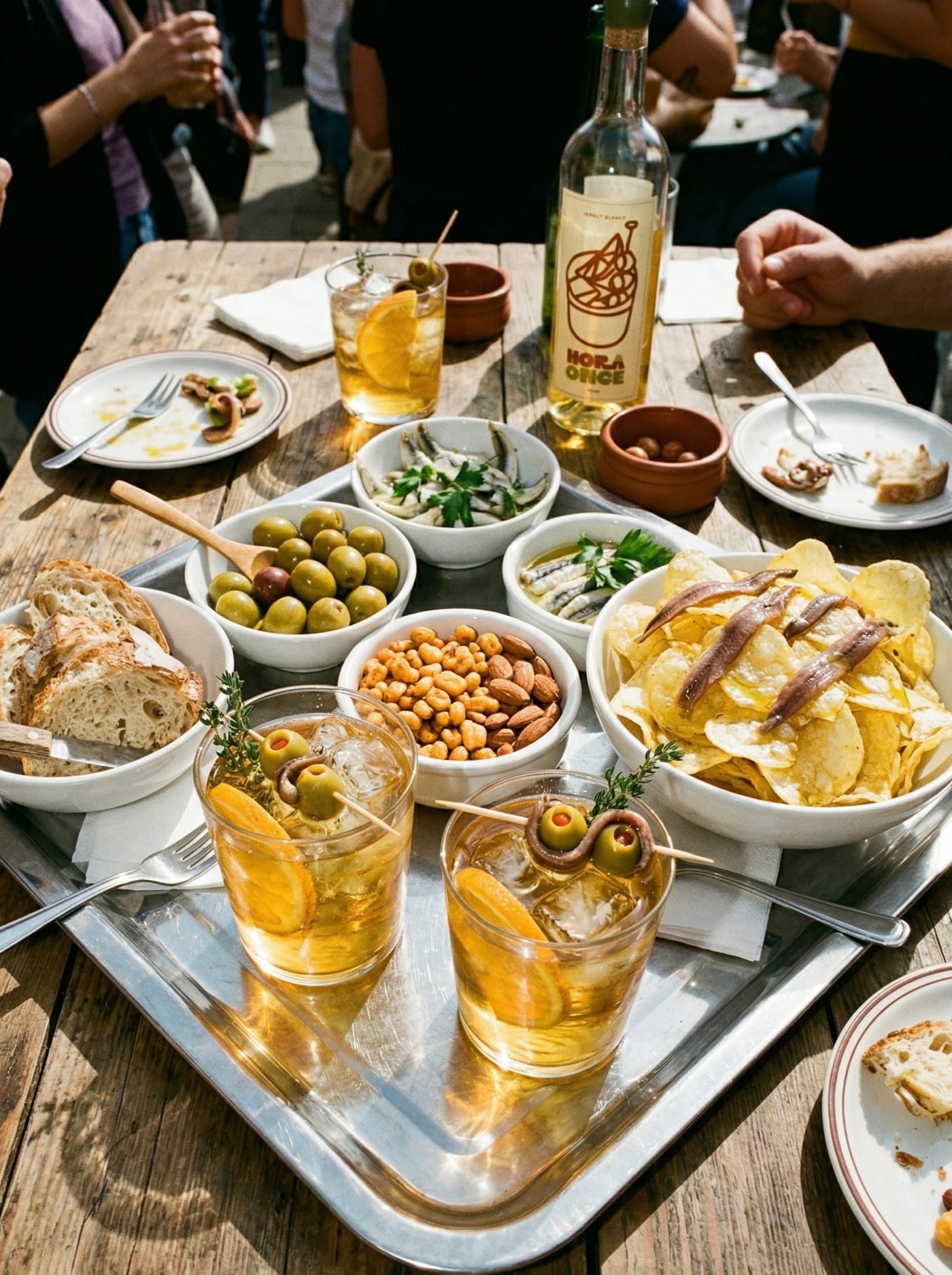 Mesa con Hora Once Vermut Blanco y botanas